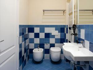 A bathroom at Casa Isolani Luxury Rooms Piazza Maggiore 1