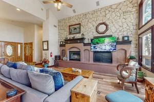 a living room with a couch and a tv at Summit Sanctuary in Lake Arrowhead