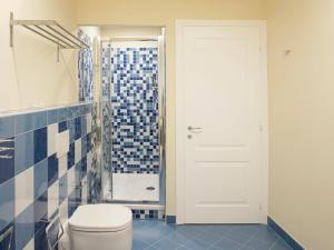 A bathroom at Casa Isolani Luxury Rooms Piazza Maggiore 1