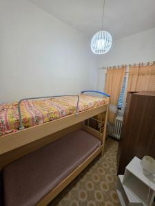 a bedroom with a bunk bed in a room at Casa Fuxia in Marina di Cecina