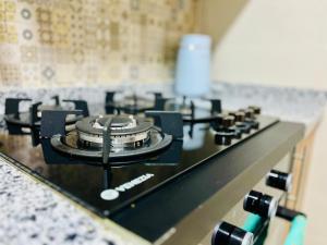 a black stove top oven sitting on top of a counter at Appartement Climatisé 2 Chambres à Marrakech Proche Golf & Jamaâ El Fna in Marrakesh
