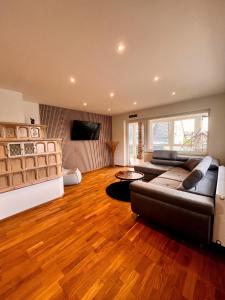 a living room with a couch and a table at Moderne Ferienwohnung in Jettingen-Scheppach