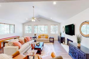 a living room with a couch and a tv at Lake Gregory Escape in Crestline
