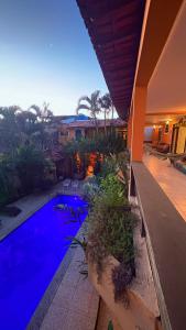 a swimming pool in a yard next to a house at Terra do Sol Pousada e Hostel in Porto Seguro