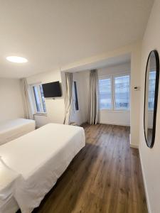 a large white bedroom with a large bed and windows at B&H Boreal in Burgos