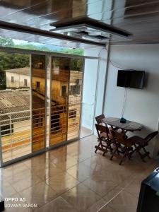 a balcony with a table and a view of a building at Apartamento independiente, fresco y cómodo in Acacías