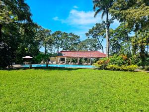 a house with a swimming pool in a yard at Hotel Argovia Centro Wellness in Tapachula