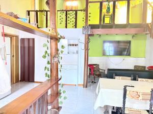 a living room with a couch and a table at Los Nardos in San Nicolás de los Arroyos