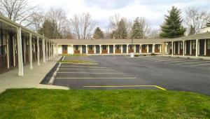 an empty parking lot in front of a building at M Star Columbus North in Worthington