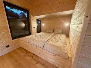 a bed in a small room with a window at Steinberghaus am Rofan in Steinberg am Rofan