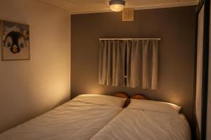 ein Bett in einem Schlafzimmer mit zwei weißen Kissen in der Unterkunft Rust & Luxe Voor Natuurgenieters The Grand View in Amel