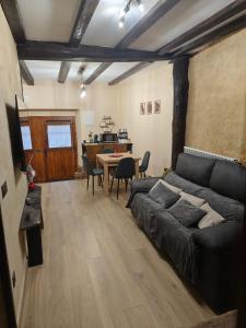 a living room with a couch and a table at Bosque animado in La Alberca