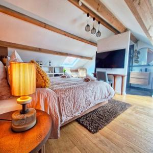 ein Schlafzimmer mit einem großen Bett und einem Fernseher in der Unterkunft BeMe in Waterloo + 54 Fotos