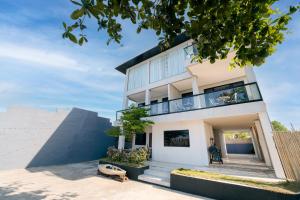 a house in the middle of the desert at Bonbon Beach House in Liloan
