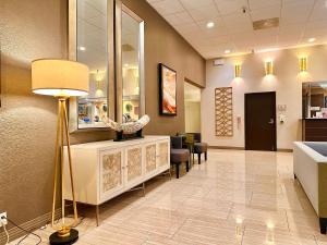 a waiting area of a hospital with a waiting room at Alhambra Hotel in Alhambra