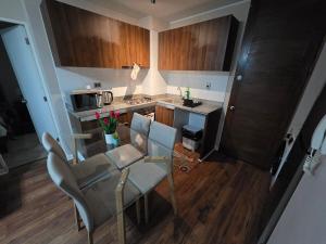 a kitchen with a table and chairs in a kitchen at Dpto 2D2B Barlovento Brisas del Sol in Talcahuano