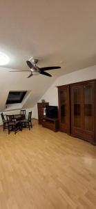 a living room with a ceiling fan and a table at Apartment in Bergheim