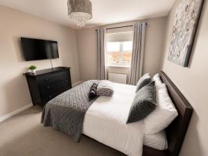 a bedroom with a bed and a television in it at MpaNjus - Double Rooms, Shared House in Bristol