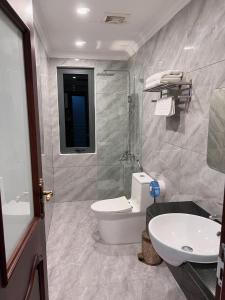 a bathroom with a toilet and a sink at Phú Điền Motel in Ðại Sơn