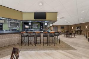 a bar in a restaurant with chairs and tables at Best Western Plus Madison-Huntsville Hotel in Madison