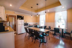 a kitchen and dining room with a table and chairs at Old Clark Inn in Marlinton