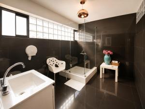 a bathroom with a sink and a glass shower at Ica Adventures II in Ica +50 photos