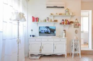soggiorno con TV su un armadietto bianco di Beach apartment Neira a Spalato (Split)