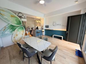 a meeting room with a white table and chairs at Go Chishang B&B in Chishang