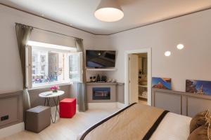 Uma TV ou centro de entretenimento em Rhea Silvia Luxury Navona
