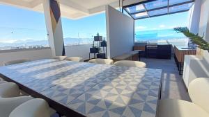 a dining room with a table and chairs at Cozy Apartment 4 degrees north in Las Victorias