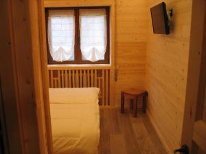 Camera piccola con letto e finestra di B & B Le Riue ad Aprica