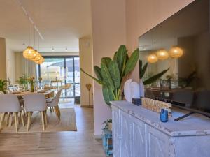 a kitchen and dining room with a dining table at t Margrietje in Riemst
