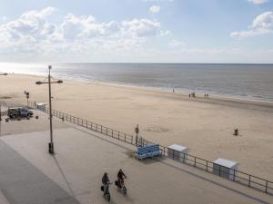 two people are riding bikes on the beach at 2000 - 0302 + park. 3 in Middelkerke
