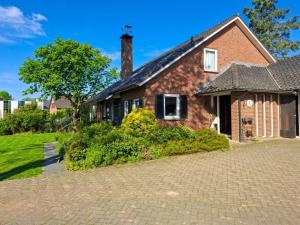 a brick house with a brick driveway at Genderens Buiten in Genderen
