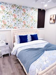 a bedroom with a bed with a floral wallpaper at Comfort Cove Snellville in Snellville