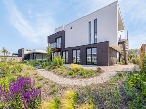 an image of a house with a garden at Zilte Watervilla in Kamperland