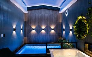 a bathroom with a bath tub and a bath tub at Motel das Nações in Bauru
