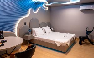 a bedroom with a bed and a table with chairs at Motel das Nações in Bauru +75 photos