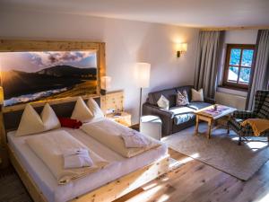 A bed or beds in a room at Familienhotel Gasthof Hinteregger
