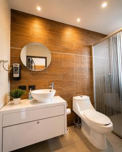 a bathroom with a toilet and a sink and a mirror at DG Comfort - Depart Privado con balcon in Villahermosa