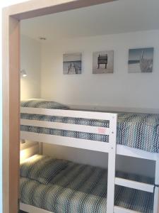 łóżko piętrowe w pokoju z 2 łóżkami w obiekcie La Croix Valmer Apartment w mieście La Croix-Valmer