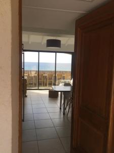 ラ・クロワ・ヴァルメにあるLa Croix Valmer Apartmentのテーブルがあり海が見える部屋