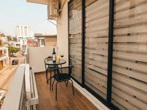 a balcony with a table and a window at DG Comfort - Depart Privado con balcon in Villahermosa