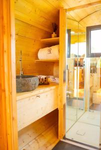 a bathroom with a sink and a glass shower at Ámpelos Wine Room in Gallo