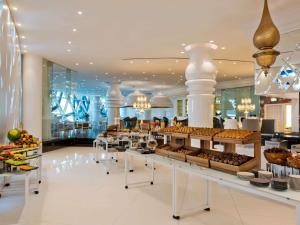 Makanan di atau di tempat lain dekat hotel