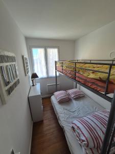 a bedroom with a bunk bed in a room at Le cocon en ville in Limoux