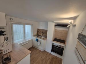 a small kitchen with a sink and a stove at Le cocon en ville in Limoux