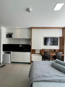 a bedroom with a kitchen and a dining room at Flat a 20 metros da praia in João Pessoa
