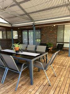 a patio table and chairs on a wooden deck at Diamond Lake Escape in Collie
