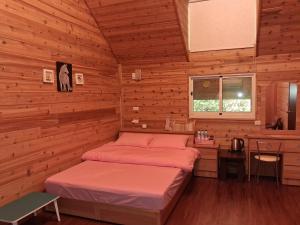 a bedroom with two beds in a wooden cabin at Beauty House in Nanzhuang